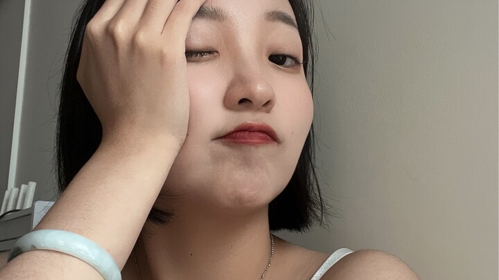 Phụ nữ mặc áo hai dây ra đường phiền phức đến mức nào?