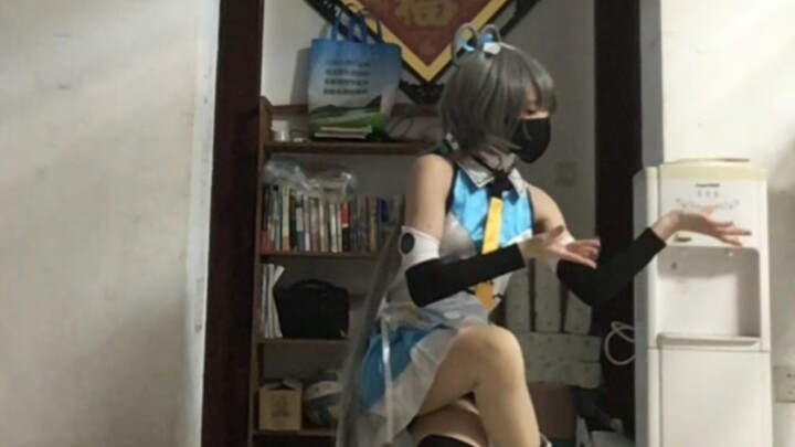 رقصة منزلية معاد رقصها لأغنية «صقيع وثلج ألف عام» | لكن بزي لوه تيان يي ✧✿