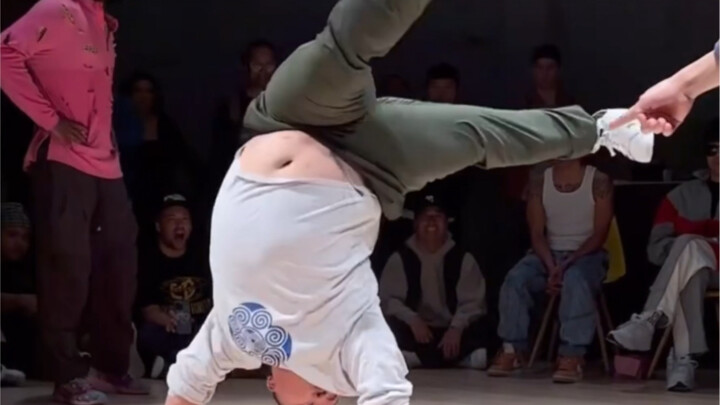 หนุ่มอ้วน 90 กิโลกรัมเต้นสตรีทแดนซ์ ท่วงท่าหมุนตัวสุดท้าทายสร้างความฮือฮาไปทั่ว หนุ่มอ้วนผู้คล่องแคล