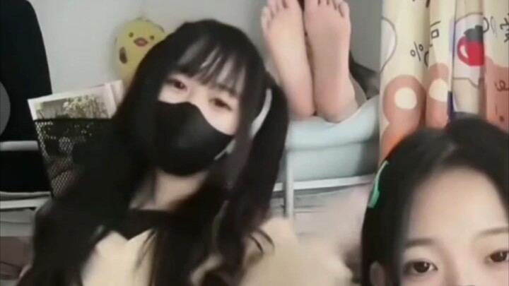 Đang nhảy trong ký túc xá nữ đây!