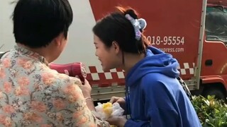 Bibi penjual semangka meminta gadis muda untuk membantunya merekam suara; netizen: Suaranya ternyata