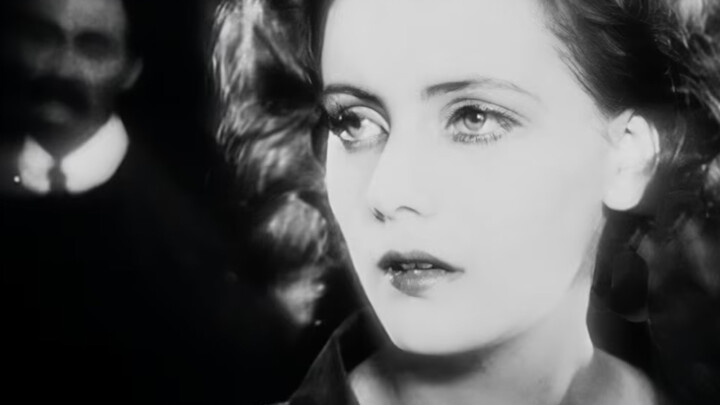 Mengapa Greta Garbo adalah Dewa |. Greta Garbo x Kastil