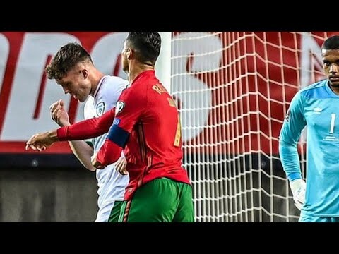 Ronaldo tát đối thủ trước khi đá penalty