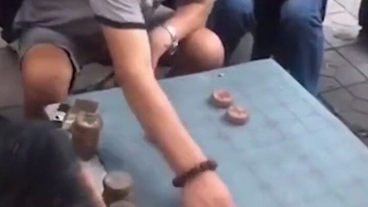 Hai cao thủ hoàn toàn không màng đến cảm nhận của những người xung quanh, mới có thể hạ xuống nước c