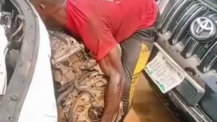 شاب أفريقي يركّب محرك سيارة بيديه العاريتين