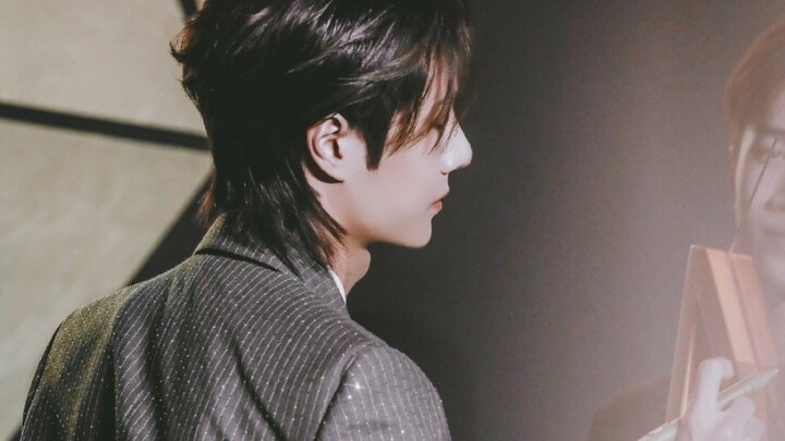 【Wang Yibo】Such charisma: he can pull off aristocratic elegance as easily as a wild, fearless badass