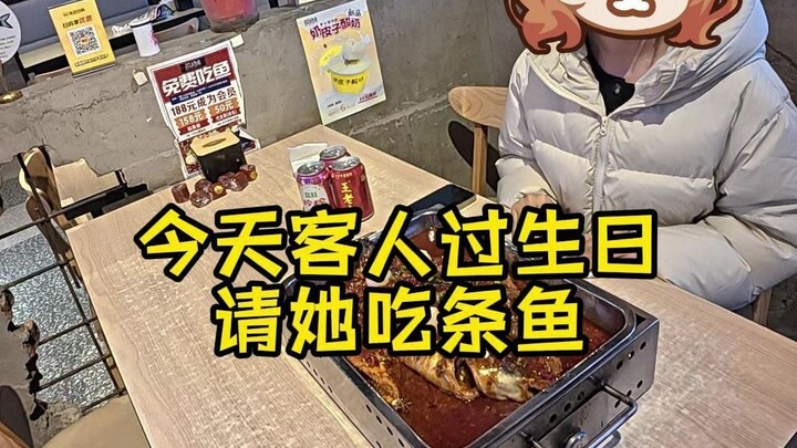 Hari ini tidak mencuri makan, ketemu tamu yang sedang ulang tahun, saya traktir dia satu ekor
