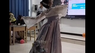 Dance "Mountain Ghost" in class on New Year's Day