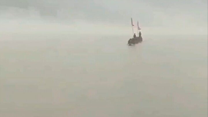 The Hunan Mayang Dragon Boat Team braves wind and rain, paddling 30 kilometers upstream to compete.