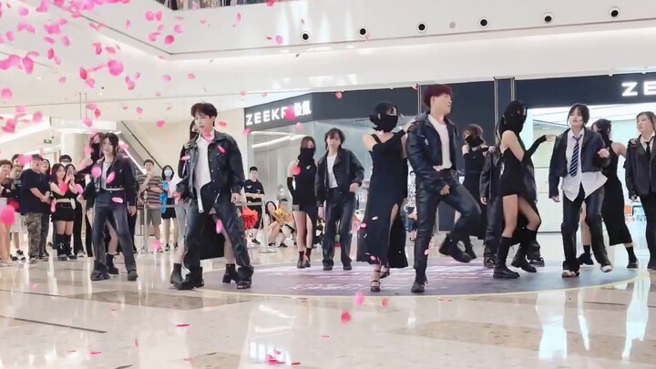 แม้แต่ดอกกุหลาบก็ฟื้นคืนชีพ! ร้องเพลงไปกับ Bite Me Roadshow สถานีหวู่ฮั่น! อึนจิงจะตายถ้ารู้วิธีปกปิ