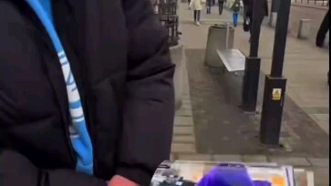 عندما تُري المارة صورًا غريبة #22