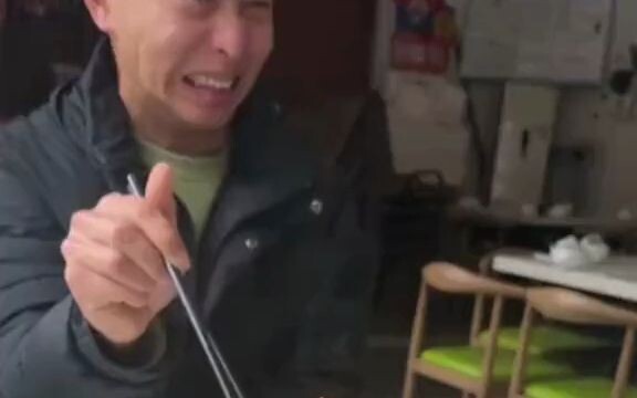 Cảnh dẫn bạn cùng phòng đi ăn ếch nưa, không, đúng là cảnh “thật thơm” luôn!