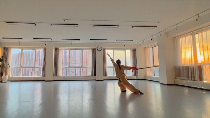 [Classical Dance - Sword Dance] I order wine from Guanshan, and it goes down my throat for thousands