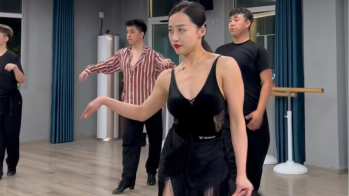 Cùng nhau tập chân đi, nhảy cho gãy chân luôn nhé～