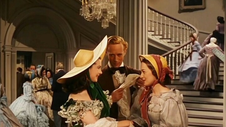 Although they are rivals in love, they are not female rivals. The sparkling Scarlett deeply attracts