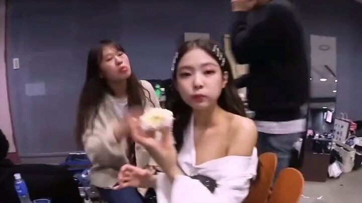 [Vlog]Jisoo bước vào khi Jennie ăn sandwich ngon lành|Blackpink
