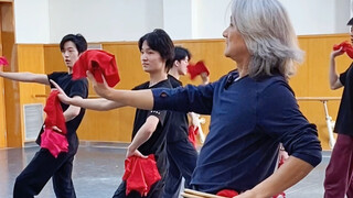 ดื่มด่ำไปกับห้องเรียนอันแสนสุขของครูวัย 66 ปีจาก Beijing Dance Academy