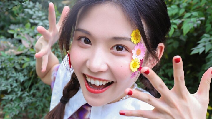 Now this is what you call "smiling teaching"!