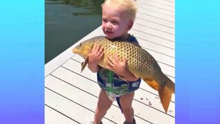 พยายามอย่าหัวเราะ ปฏิกิริยาของทารกตลกเมื่อเห็นปลา วิดิโอตลก