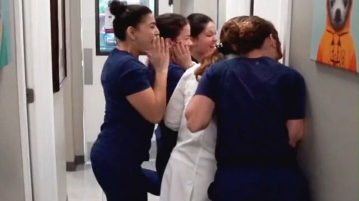 Nhanh lại xem nào! Nhanh đến xem! Văn phòng vừa đón một chàng trai tuấn tú nổi tiếng khắp vùng mười 