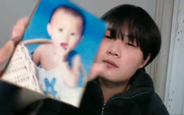 بعض الناس يكبرون بينما هم يشاهدون.