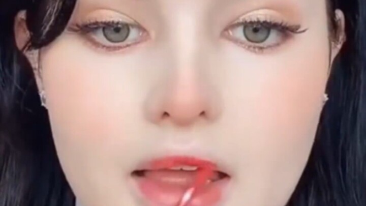 เมื่อสาวผิวขาวลองแต่งหน้าสไตล์เซ็กซี่น่ารักแบบเอเชียครั้งแรก ทุกคนว่าเลียนแบบได้ดีแค่ไหน?