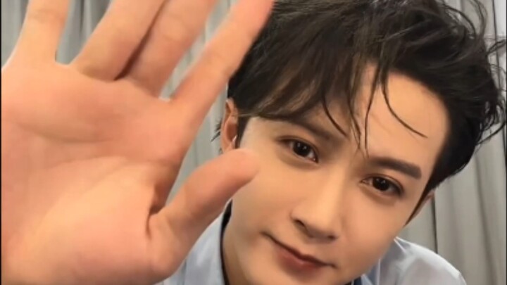 ใครจะรู้? จริงๆ แล้วเขาได้ทำการถ่ายทอดสดวันวาเลนไทน์จีนอย่างเซอร์ไพรส์ Tan Jianci น่ารักมากใช่ไหม?