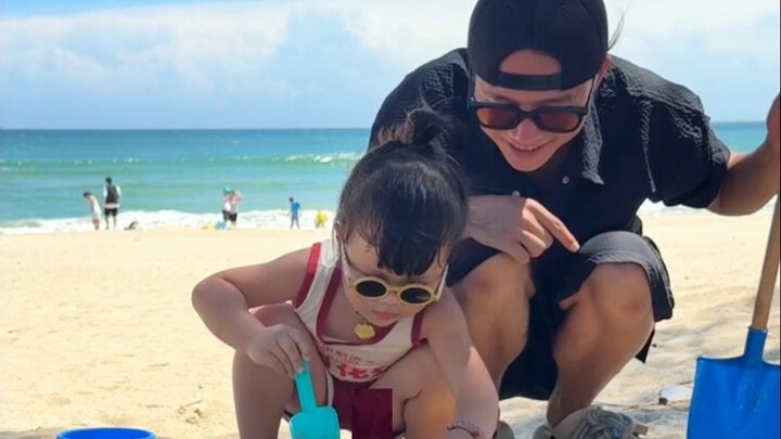 Ah sudahlah, ngomong sama kalian yang enggak punya anak perempuan juga nggak akan dimengerti.