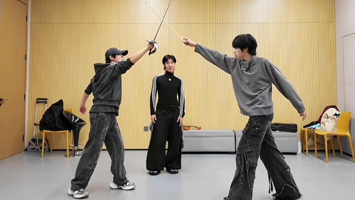 The teacher told Wang Lu Jie not to get distracted, but his older cousin suddenly jumped in to defen