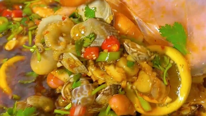 Cuaca panas jadi enggak nafsu makan? Coba deh hidangan seafood dengan kuah kaldu ini!