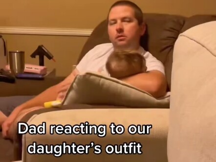 Ayah Melihat Penampilan Natal Putrinya