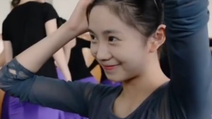 تبقى الذكريات عالقة مع شياولو إر جيان من معهد بكين للرقص.