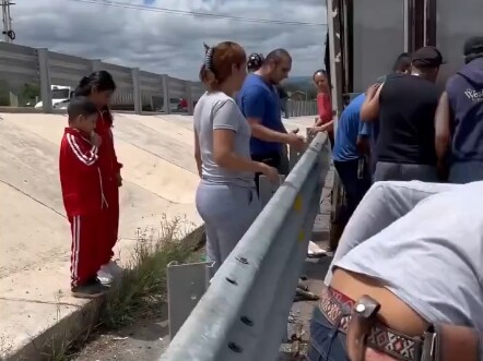 A truck carrying piglets overturned in Mexico, and nearby villagers enthusiastically came to the ani