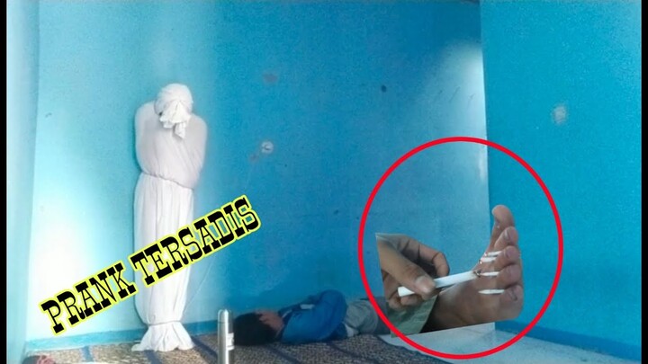 prank pocong ke temen yang lagi tidur + di kasih bonus kaki nya di nyamuk jawa || prank bandung