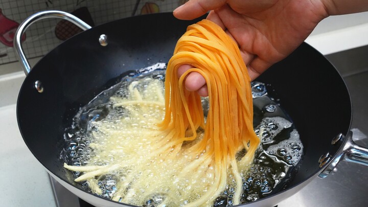 Masukkan mi ke dalam minyak panas mendidih, angkat langsung jadi hidangan khas yang lezat: garing, e