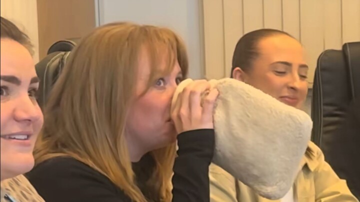 Trải nghiệm khi dùng chiếc cốc mới để uống nước trong lúc họp là như thế nào nhỉ?