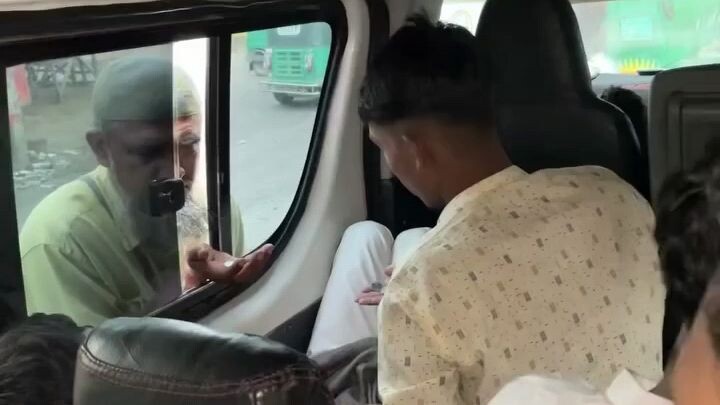 🥺💔দা'ন করার নামে, একজন অ'ন্ধ লোকের সর'লতার সুযোগ নিয়ে মজা করছে! #foryou