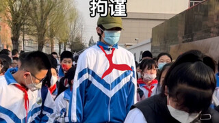 穿小学的校服能否混进以前上过的小学