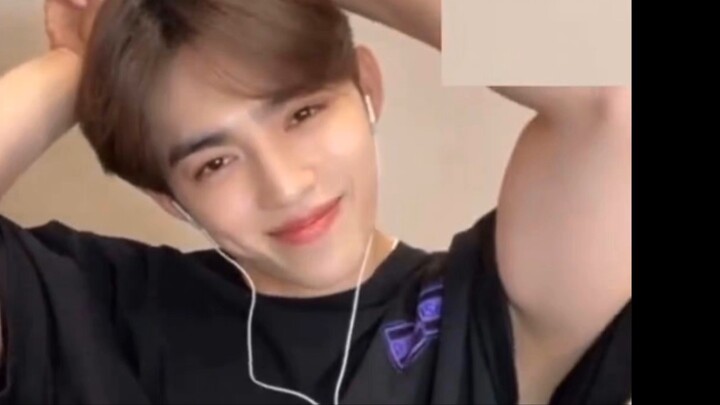 Dưới gương mặt xinh đẹp của cô ấy là đôi bắp tay lực lưỡng có thể quật ngã cả người.