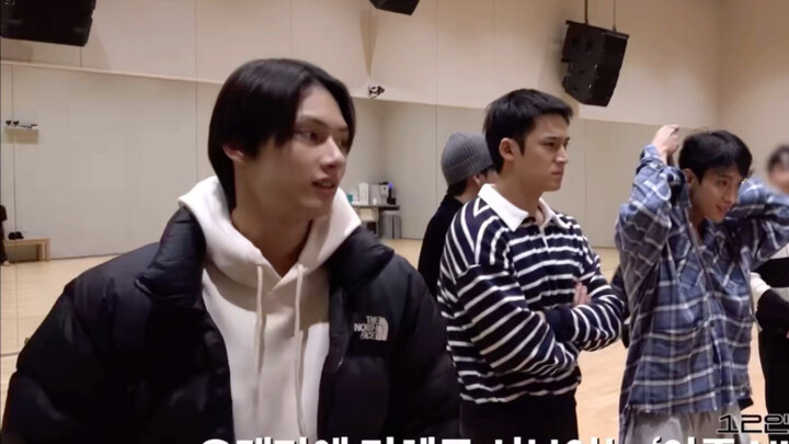 【เหวินจวิ้นฮุย】ลงจากเครื่องบินก็ตรงไปที่ห้องซ้อมเพื่อซ้อมสำหรับรางวัลแผ่นเสียงทองคำเลย