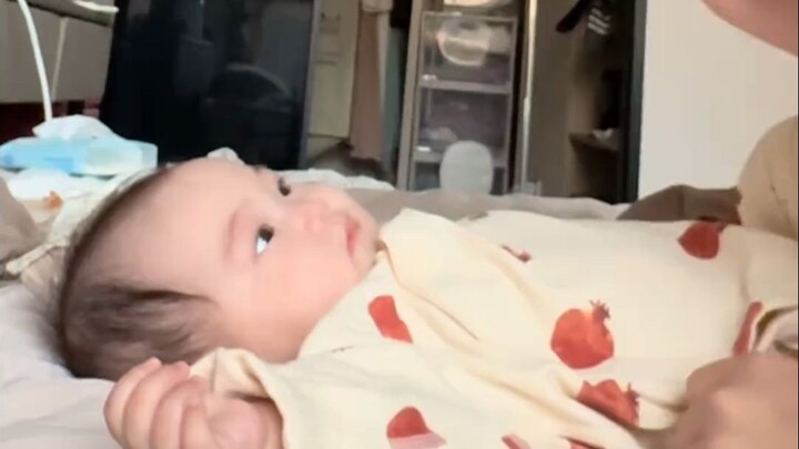 Có vẻ như bé đã hiểu và đang cùng mẹ chơi đấy!