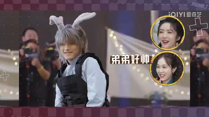 During Ding Chengxin's "D" dance performance, the bunny ears even fell off—different versions bring 
