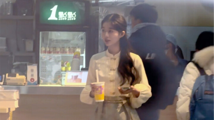 First time ever seeing a young lady in a ma mian qun in real life!! So beautiful (((o(*ﾟ▽ﾟ*)o)))