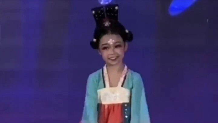 On May 28, a little girl in Yueqing, Zhejiang Province, performed folk dance