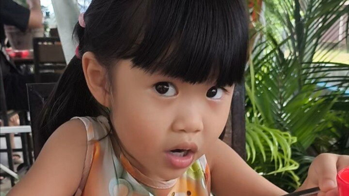 สาวน้อยกิน อะไรน่ะ