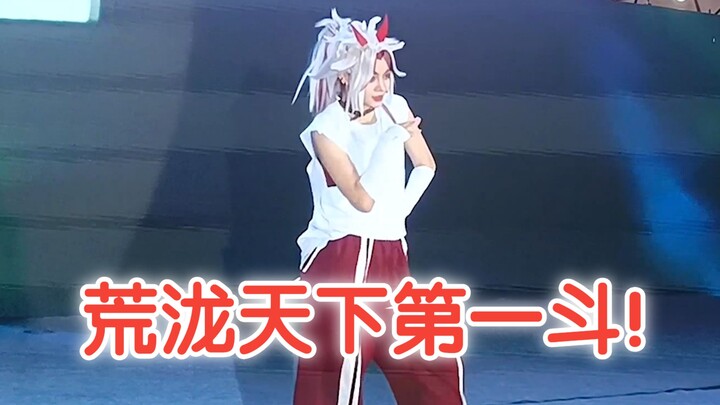 Ngedance moe di acara cosplay, tapi pakai kostum Arataki Itto!