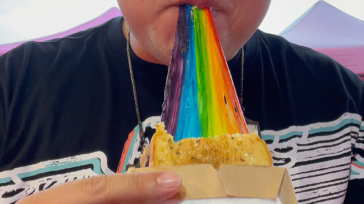 อาหารไทย: รู้สึกยังไงเมื่อได้กินสายรุ้งเข้าไปในปาก? ขนมปังโทสต์ชีสรุ้งคือความสุขที่แท้จริง!