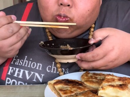 Last time, the halal restaurant owner wouldn’t let me in—so how did Liangzi get in this time?