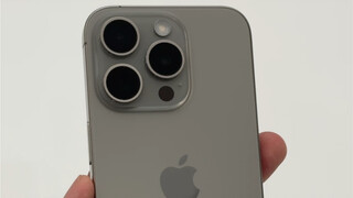 هكذا يبدو هاتف iPhone 15 Pro باللون الرمادي والأزرق