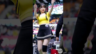 갑자기 지나가는 관객에 쫄아버린 이주은 치어리더 ㅋㅋ